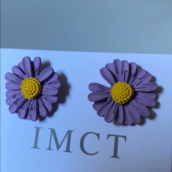 Dainty Light Purple Flower Stud Earrings - Picture 3 of 5